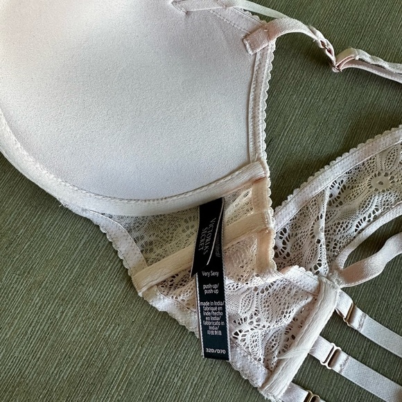 Victoria's Secret Blush Lace Bra - Picture 2 of 5